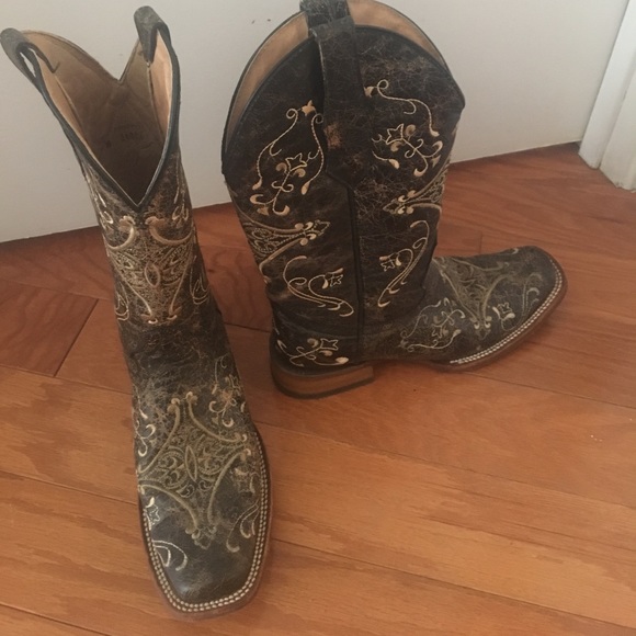 Hand embroidered genuine leather cowboy boots. - Picture 2 of 4